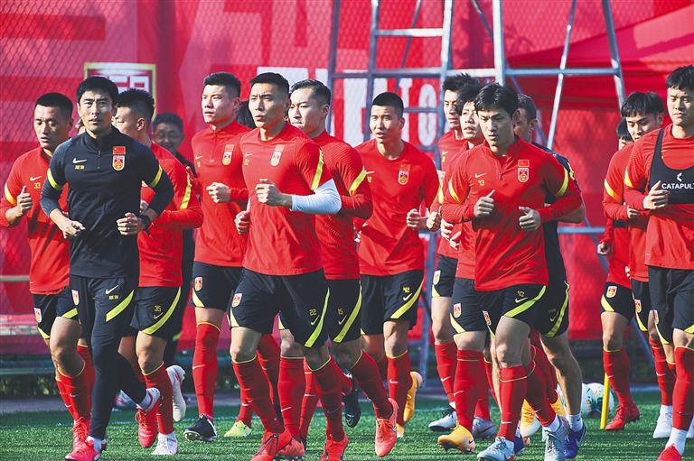 记者：上海申花5名外援以及谢鹏飞和戴伟浚随队出征亚冠客场